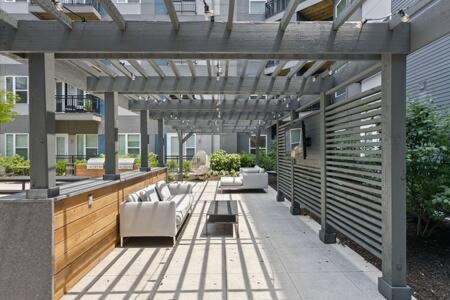 Explore Cozysuites Indy From An Urban Oasis In Market East Indianápolis Exterior foto