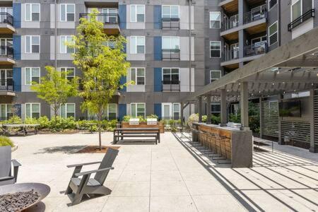 Explore Cozysuites Indy From An Urban Oasis In Market East Indianápolis Exterior foto