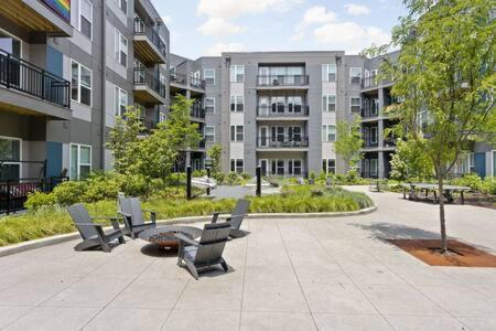 Explore Cozysuites Indy From An Urban Oasis In Market East Indianápolis Exterior foto